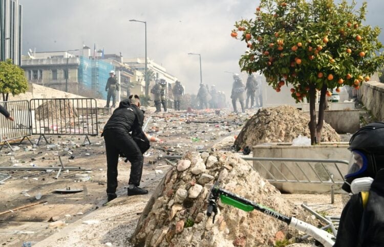 Σκηνικό πολέμου στη λεωφόρο Βασ. Σοφίας, στο Σύνταγμα (φωτ.: EUROKINISSI/Τατιάνα Μπόλαρη)