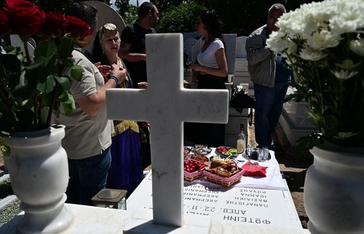 Ταφικό έθιμο στο κοιμητήριο των Σουρμένων (φωτ.: EUROKINISSI / Τατιάνα Μπόλαρη)