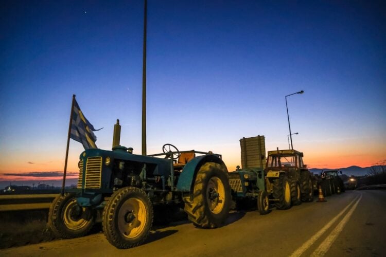 Φωτ. αρχείου από βραδυνή συγκέντρωση αγροτών στο μπλόκο στη Γυρτώνη Λάρισας (Πηγή: Eurokinissi)