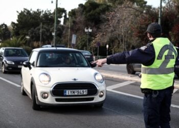 Αστυνομικός κάνει σήμα σε αυτοκίνητο να σταματήσει (φωτ. αρχείου:  EUROKINISSI/Βασίλης Ρεμπάπης)