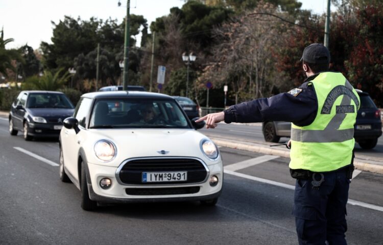 Αστυνομικός κάνει σήμα σε αυτοκίνητο να σταματήσει (φωτ. αρχείου:  EUROKINISSI/Βασίλης Ρεμπάπης)