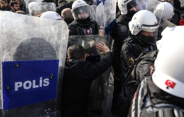 Τούρκοι αστυνομικοί μπλοκάρουν υποστηρικτές του Εκρέμ Ιμάμογλου έξω από δικαστήριο της Κωνσταντινούπολης, στη διάρκεια έρευνας εναντίον του, στο πλαίσιο των συνεχόμενων διώξεων  (φωτ. αρχείου: EPA/Erdem Sahin)