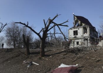 Ουκρανός περπατά ανάμεσα σε ερείπια στο Όρεκοφ, στην περιοχή της Ζαπορίζια (φωτ.: EPA/Oleg Movchaniuk)