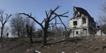 Ουκρανός περπατά ανάμεσα σε ερείπια στο Όρεκοφ, στην περιοχή της Ζαπορίζια (φωτ.: EPA/Oleg Movchaniuk)