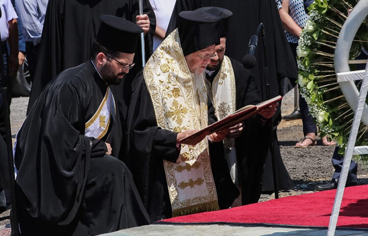 Ο Οικουμενικός Πατριάρχης Βαρθολομαίος στον τόπο του πολύνεκρου σιδηροδρομικού δυστυχήματος, στις 23 Ιουνίου 2023
(φωτ. αρχείου: EUROKINISSI / Λεωνίδας Τζέκας)