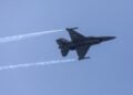 Επίδειξη μαχητικού αεροσκάφους F-16 κατά τη διάρκεια παρέλασης (φωτ.: MotionTeam/Βασίλης Βερβερίδης)