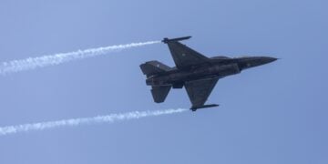 Επίδειξη μαχητικού αεροσκάφους F-16 κατά τη διάρκεια παρέλασης (φωτ.: MotionTeam/Βασίλης Βερβερίδης)