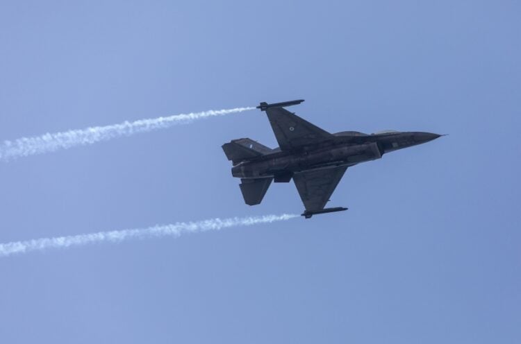 Επίδειξη μαχητικού αεροσκάφους F-16 κατά τη διάρκεια παρέλασης (φωτ.: MotionTeam/Βασίλης Βερβερίδης)