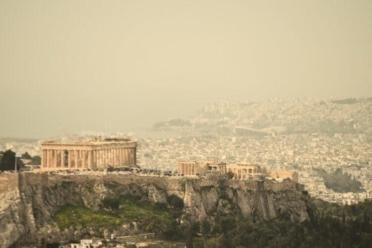 Πανοραμική άποψη της Αθήνας, από τον Λυκαβηττό, χθες Τετάρτη 12 Μαρτίου 2025 (φωτ.: Κώστας Τζούμας/EUROKINISSI)