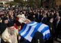 Πλήθος κόσμου συνόδεψε το σκήνωμα του μητροπολίτη πρώην Θεσσαλονίκης Άνθιμου στην τελευταία κατοικία του (φωτ.: EUROKINISSI/Ραφαήλ Γεωργιάδης)