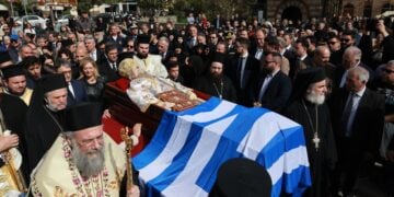 Πλήθος κόσμου συνόδεψε το σκήνωμα του μητροπολίτη πρώην Θεσσαλονίκης Άνθιμου στην τελευταία κατοικία του (φωτ.: EUROKINISSI/Ραφαήλ Γεωργιάδης)