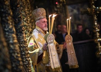 Ο μητροπολίτης Γέρων Χαλκηδόνος Εμμανουήλ στη διάρκεια της τελετής των Θεοφανίων στην Κωνσταντινούπολη (φωτ.: EPA/Sedat Suna)