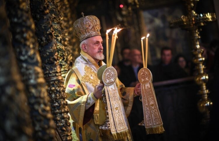 Ο μητροπολίτης Γέρων Χαλκηδόνος Εμμανουήλ στη διάρκεια της τελετής των Θεοφανίων στην Κωνσταντινούπολη (φωτ.: EPA/Sedat Suna)