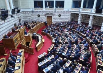 Ο Κυριάκος Μητσοτάκης μιλά στην προ ημερησίας διατάξεως συζήτηση στην Ολομέλεια της Βουλής για τα Τέμπη, Τετάρτη 5 Μαρτίου 2025 (φωτ.: Eurokinissi/Γιάννης Παναγόπουλος)