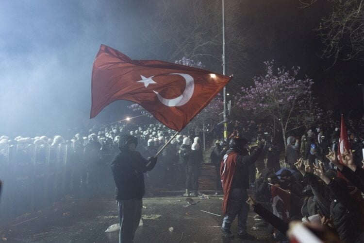 Εικόνα από τις διαδηλώσεις στήριξης στον Εκρέμ Ιμάμογλου στην Κωνσταντινούπολη (φωτ.: EPA/TOLGA BOZOGLU)