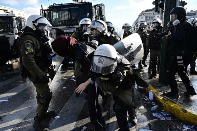 Σύλληψη για επεισόδια μετά το τέλος της συγκέντρωσης διαμαρτυρίας στην πλατεία Συντάγματος με αφορμή τη συμπλήρωση δύο χρόνων από το τραγικό δυστύχημα των Τεμπών (Eurokinissi/Γιάννης Καραγιάννης)