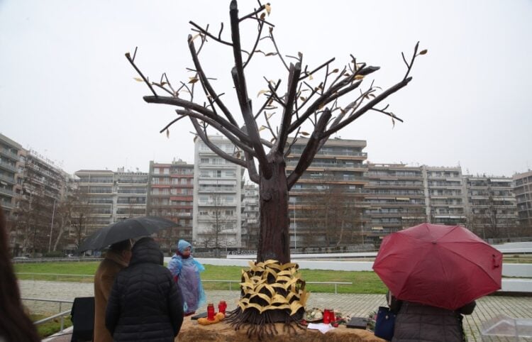 Σε αντίθεση με την Αθήνα, όπου τα πουλιά βρίσκονται στα κλαδιά του δέντρου, στη Θεσσαλονίκη, όπου επρόκειτο να καταλήξει το τρένο, τα πουλιά είναι πλέον πεσμένα στις ρίζες (φωτ.: ΜΟΤΙΟΝΤΕΑΜ/Βασίλης Βερβερίδης)