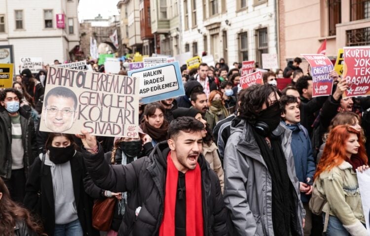 Φοιτητές στη διάρκεια διαμαρτυρίας στην Κωνσταντινούπολη για τη σύλληψη του Εκρέμ Ιμάμογλου κρατούν πανό που αναγράφει «Ηρέμησε αδελφέ Εκρέμ, η νεολαία είναι διατεθειμένη να εργαστεί σκληρά» (φωτ.: EPA/Erdem Sahin)