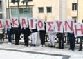 Συγγενείς των θυμάτων κρατούν πανό με τα γράμματα που σχηματίζουν τη λέξη «δικαιοσύνη» έξω από το εφετείο (φωτ.: EUROKINISSI/Κώστας Τζούμας)