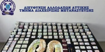 Χιλιάδες πλαστά έγγραφα και μετρητά κατασχέθηκαν από την αστυνομία (φωτ.: Ελληνική Αστυνομία)