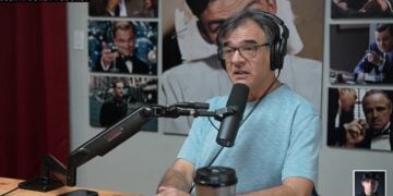 Ο ομογενής Τζον Κυριάκου στη διάρκεια του podcast (φωτ.: Χ/Julian Dorey)