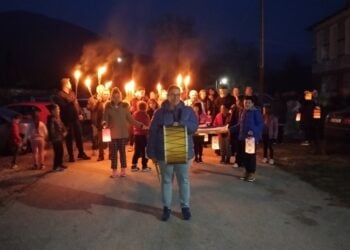 Το ποντιακό νταούλι στην κορυφή της λαμπαδηφορίας (φωτ.: Σύλλογος Γονέων Δημοτικού Σχολείου Κεχρόκαμπου)