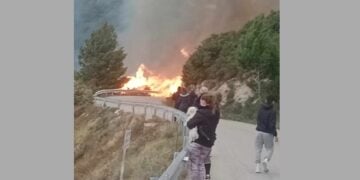 Η φωτιά καίει δασική έκταση κοντά στον Άγιο Νικήτα (φωτ.: Χ/Εποχικοί Πυροσβέστες)