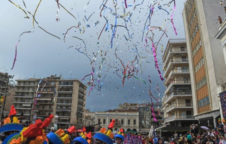 Τι κι αν ο καιρός είναι συννεφιασμένος; Το καρναβάλι θα βρεθεί σήμερα στο αποκορύφωμά του (φωτ.: EUROKINISSI)