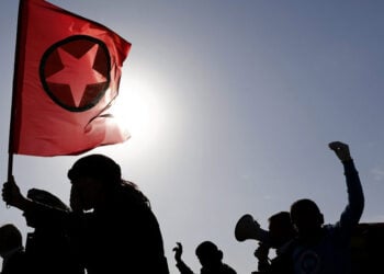 Κούρδος με τη σημαία του PKK (φωτ.: EPA / Sedat Suna)