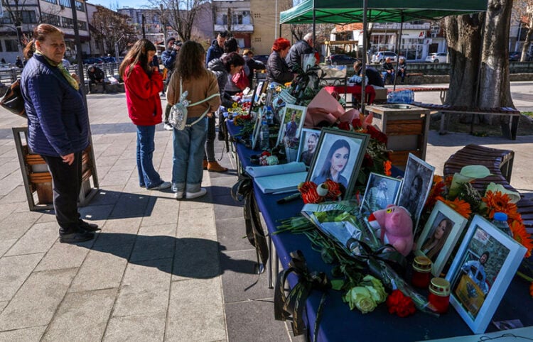 Κόσμος περιμένει να υπογράψει στο βιβλίο συλλυπητηρίων, στην κεντρική πλατεία της πόλης Κότσανι (φωτ.: EPA / Georgi Licovski)