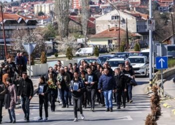 Συγγενείς και φίλοι των θυμάτων στο Κότσανι συνοδεύουν τους νεκρούς στην τελευταία κατοικία τους (φωτ.: EPA/Georgi Licovski)