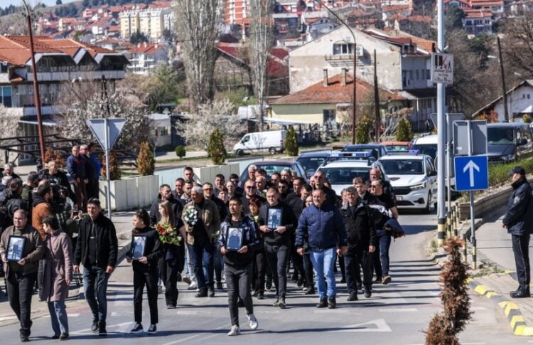 Συγγενείς και φίλοι των θυμάτων στο Κότσανι συνοδεύουν τους νεκρούς στην τελευταία κατοικία τους (φωτ.: EPA/Georgi Licovski)