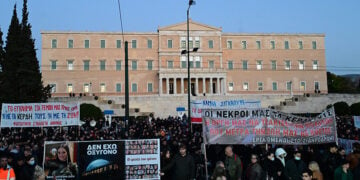 Από προηγούμενο συλλαλητήριο για το σιδηροδρομικό δυστύχημα των Τεμπών (φωτ.: EUROKINISSI / Τατιάνα Μπόλαρη)