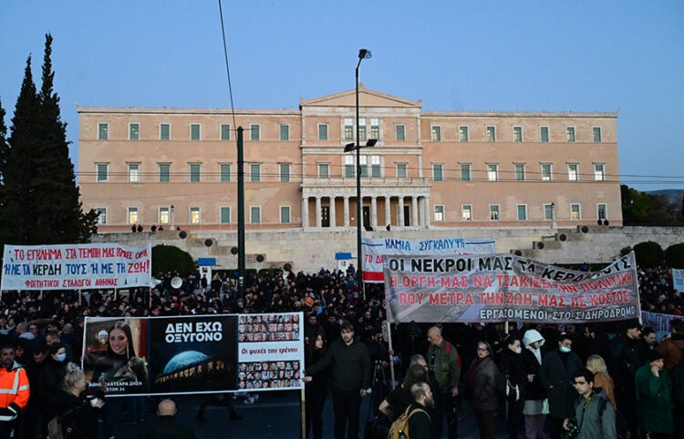 Από προηγούμενο συλλαλητήριο για το σιδηροδρομικό δυστύχημα των Τεμπών (φωτ.: EUROKINISSI / Τατιάνα Μπόλαρη)