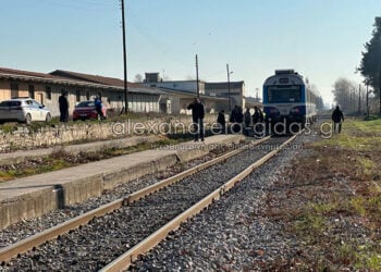 Το τρένο που παρέσυρε τον μαθητή στην Αλεξάνδρεια Ημαθίας (φωτ.: alexandreia-gidas.gr)