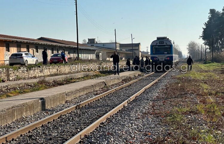 Το τρένο που παρέσυρε τον μαθητή στην Αλεξάνδρεια Ημαθίας (φωτ.: alexandreia-gidas.gr)