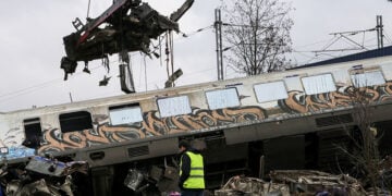 Συντρίμμια από την αμαξοστοιχία του Intercity (φωτ.: EUROKINISSI / Λεωνίδας Τζέκας)