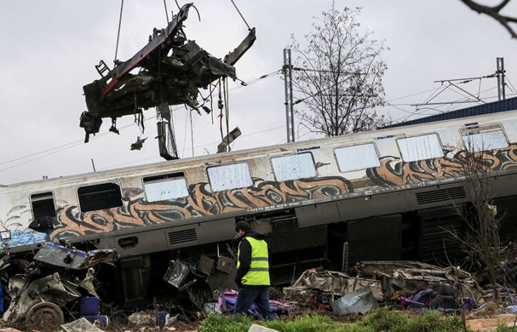 Συντρίμμια από την αμαξοστοιχία του Intercity (φωτ.: EUROKINISSI / Λεωνίδας Τζέκας)