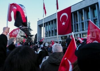 Τούρκοι πολίτες εξακολουθούν να διαδηλώνουν στην Κωνσταντινούπολη κατά της προφυλάκισης Ιμάμογλου, παρά τις απαγορεύσεις (φωτ.: EUROKINISSI/Θοδωρής Νικολάου)