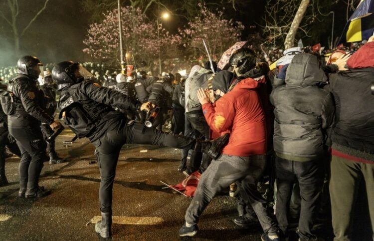 Τούρκοι αστυνομικοί συγκρούονται με διαδηλωτές στην πλατεία Ταξίμ, μπροστά από το δημαρχείο της Κωνσταντινούπολης στη διάρκεια διαμαρτυρίας για την προφυλάκιση του Εκρέμ Ιμάμογλου (φωτ.: EPA/Erdem Sahin)