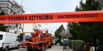 Το γερανοφόρο όχημα διακρίνεται στο βάθος, στην περιοχή που έχει αποκλειστεί από την αστυνομία (φωτ.: EUROKINISSI/Τατιάνα Μπόλαρη)