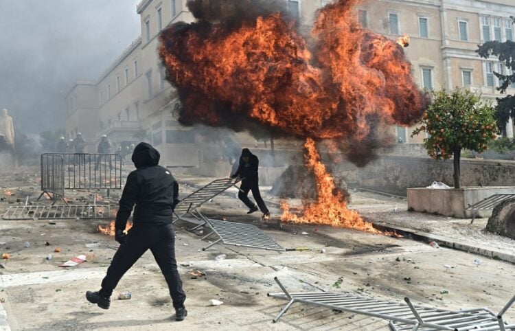 Κουκουλοφόροι βάζουν φωτιά στο προαύλιο της Βουλής (φωτ.: EUROKINISSI/Μιχάλης Καραγιάννης)