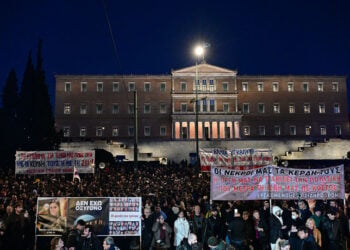 Συλλαλητήριο στην Πλατεία Συντάγματος για το σιδηροδρομικό δυστύχημα των Τεμπών (φωτ.: ΕUROKINISSI / Τατιάνα Μπόλαρη)