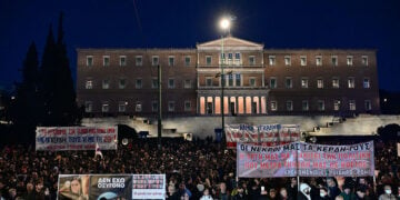 Συλλαλητήριο στην Πλατεία Συντάγματος για το σιδηροδρομικό δυστύχημα των Τεμπών (φωτ.: ΕUROKINISSI / Τατιάνα Μπόλαρη)